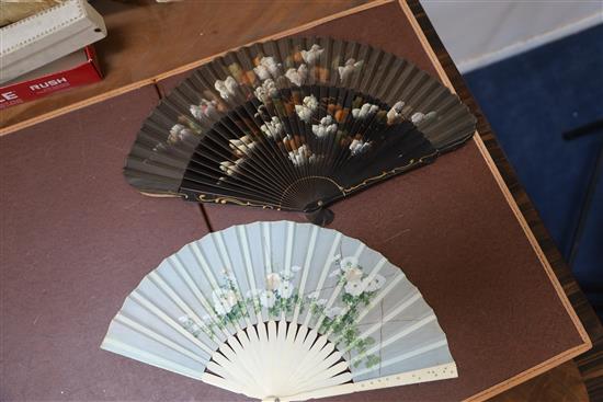 Three Chinese fans and two Japanese fans with bone guards, 19th/20th century 20 - 30.5cm (5)
